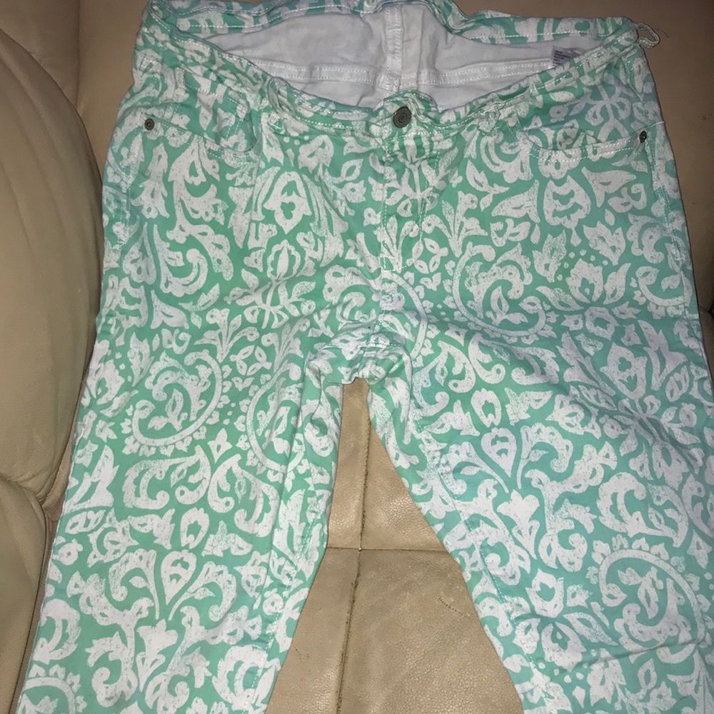 These are the cutest pants 🥰😍they look so good on the model, so good in person